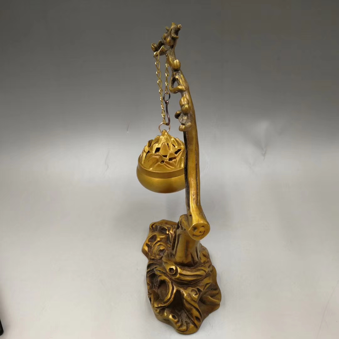 铜吊薰香炉,器型厚重,形制端正