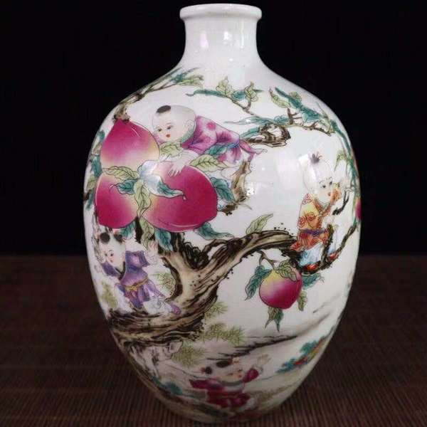 粉彩九子攀桃图纹花瓶高24.5cm宽17.6cm本