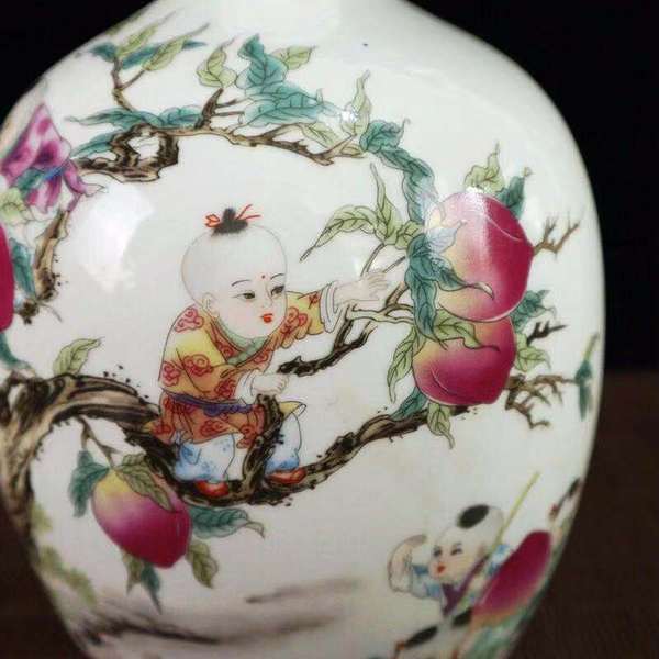 粉彩九子攀桃图纹花瓶高24.5cm宽17.6cm本