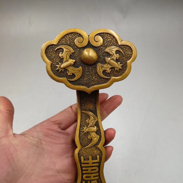 黄铜如意器型厚重形制端正通体光素色泽雅致