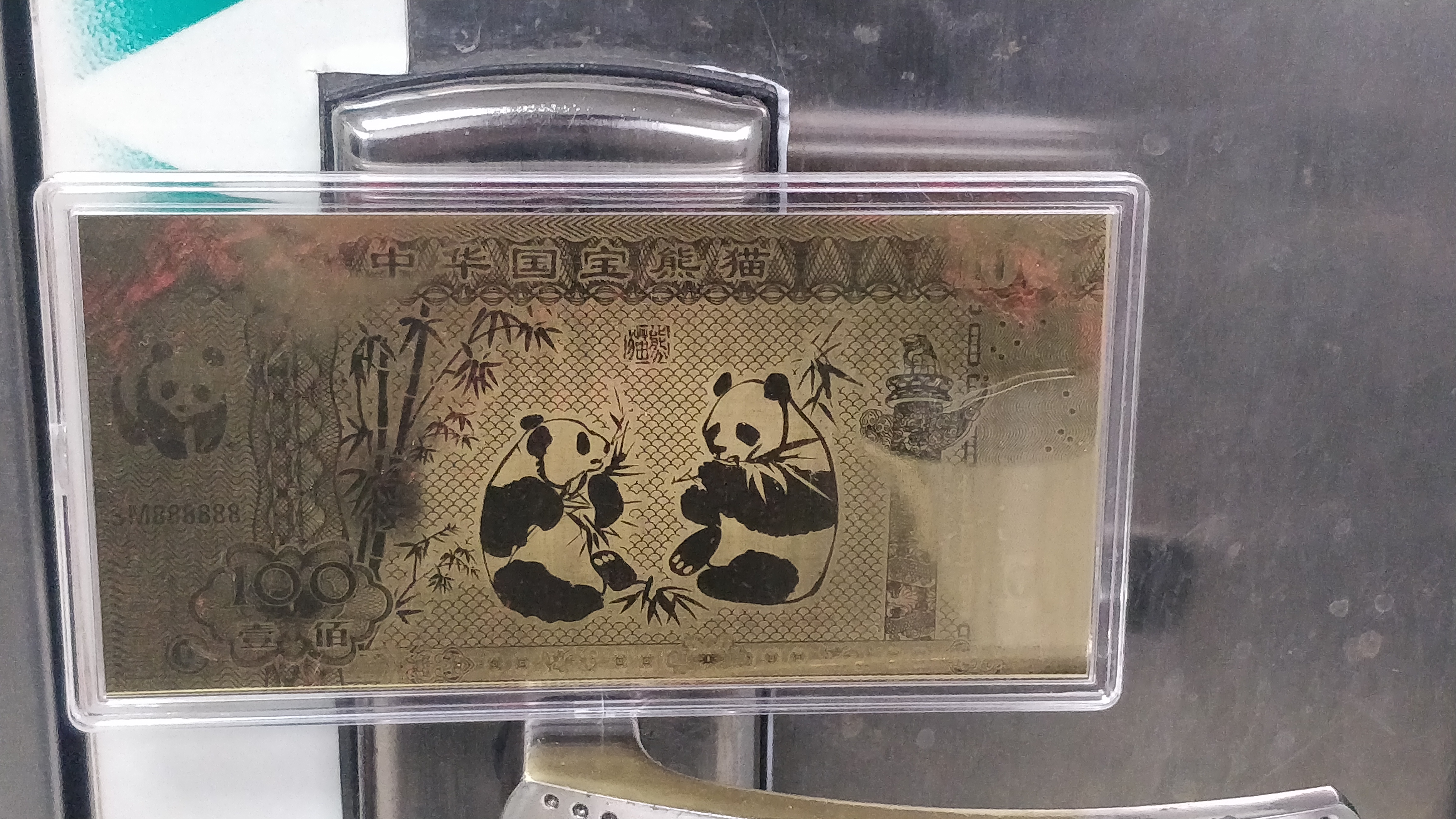 金属镀金国宝熊猫纪念章,品相如