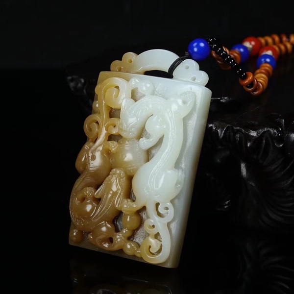 双龙戏珠和田玉糖白玉双龙戏珠挂件玉质光洁细腻