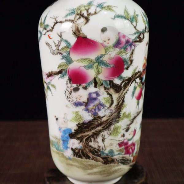 粉彩九子攀桃图纹花瓶高22cm宽10.5cm个人简