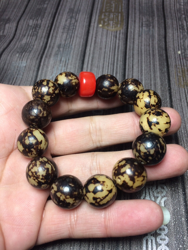 正品花菩提根手串,表现到位,彰显大气,色泽匀称,是