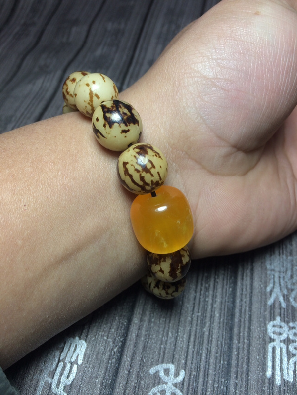 正品花菩提根手串,表现到位,彰显大气,色泽匀称,是