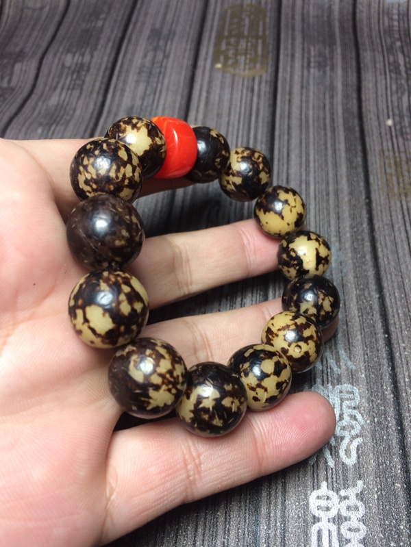 正品花菩提根手串,表现到位,彰显大气,色泽匀称,是