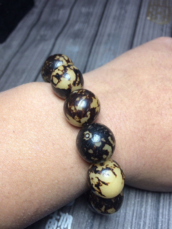 正品花菩提根手串,表现到位,彰显大气,色泽匀称,是