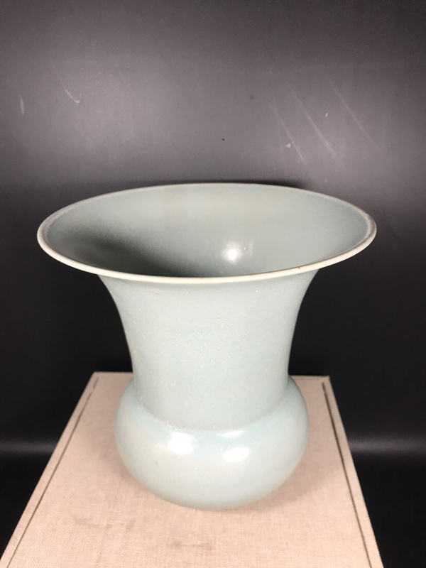 宋代汝窑渣斗器型规整端庄大气釉色为淡天青色