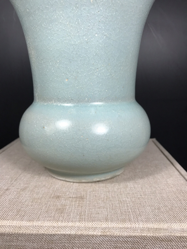 宋代汝窑渣斗器型规整端庄大气釉色为淡天青色