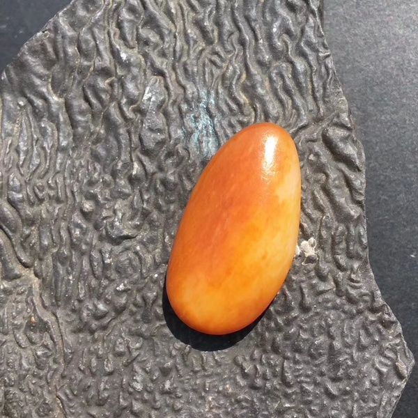 和田玉籽料满红皮有皮有肉的小挂件玉质很细黄白种玉质