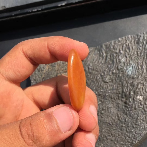 和田玉籽料满红皮有皮有肉的小挂件玉质很细黄白种玉质