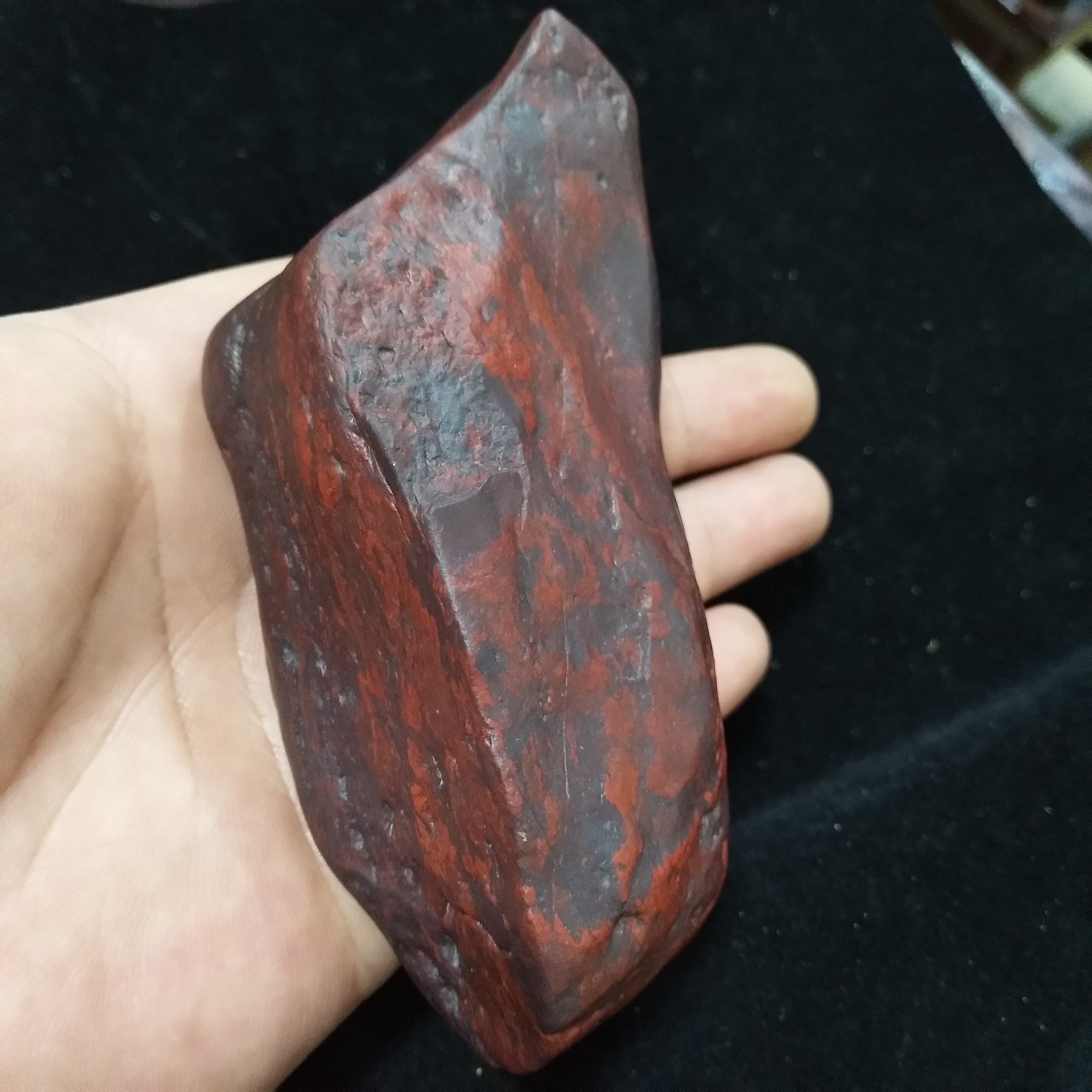 原石摆件新疆戈壁奇石红伊丁有磁性摆件把件料