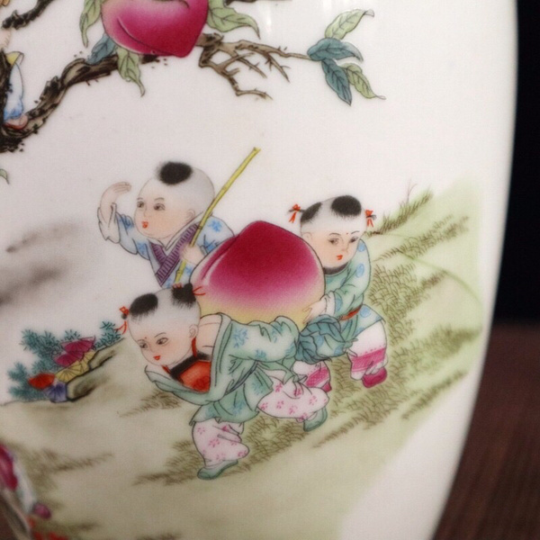粉彩九子攀桃图纹花瓶高22cm宽13.5cm胎质细