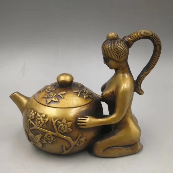 黄铜美女壶,器型厚重,形制端正;通体光素,色泽雅致