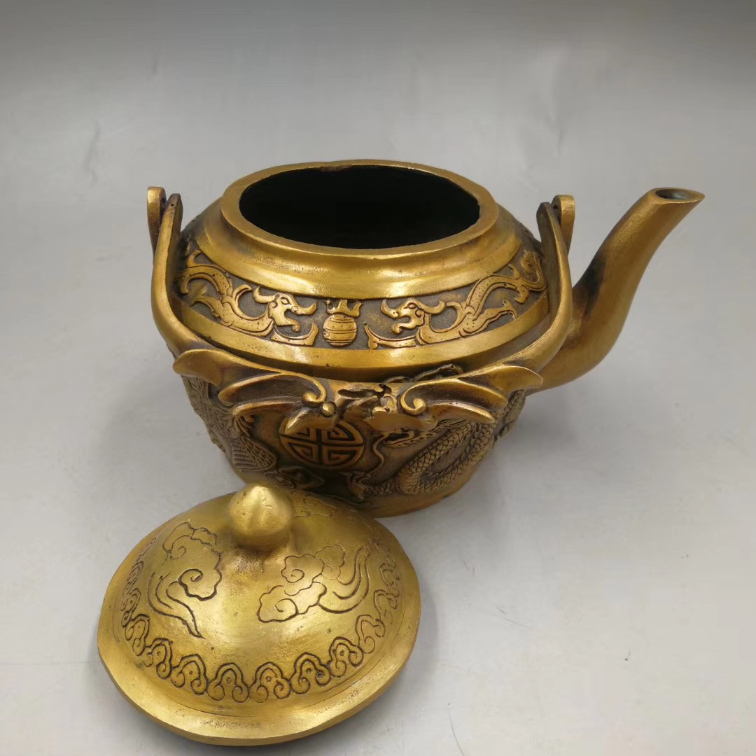 黄铜龙凤酒壶:器型厚重,形制端