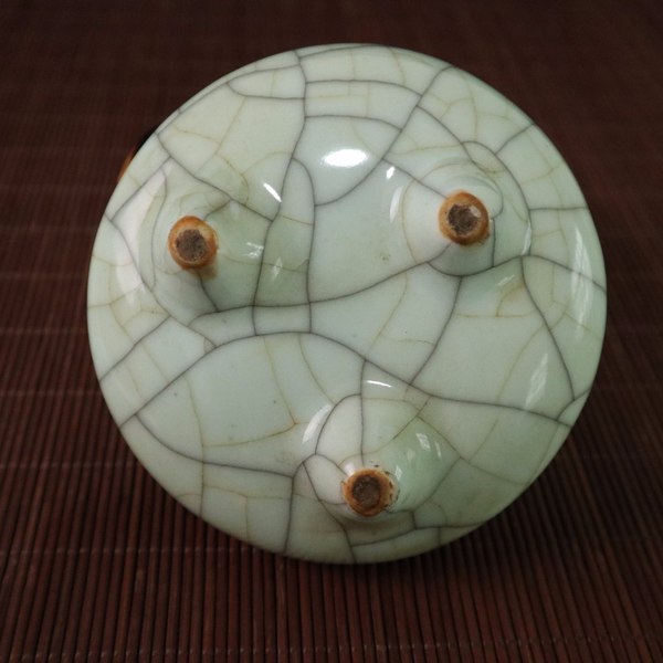 哥窑开片双耳三足香炉高9cm宽135cm