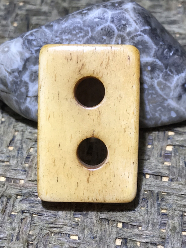 天然老料牛骨二饼背云吊坠一个放福利尺寸29