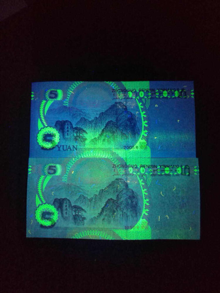 荧光很强,像蒙上了一层绿色的雾,根本不是星星点点的背绿沙所能比拟的