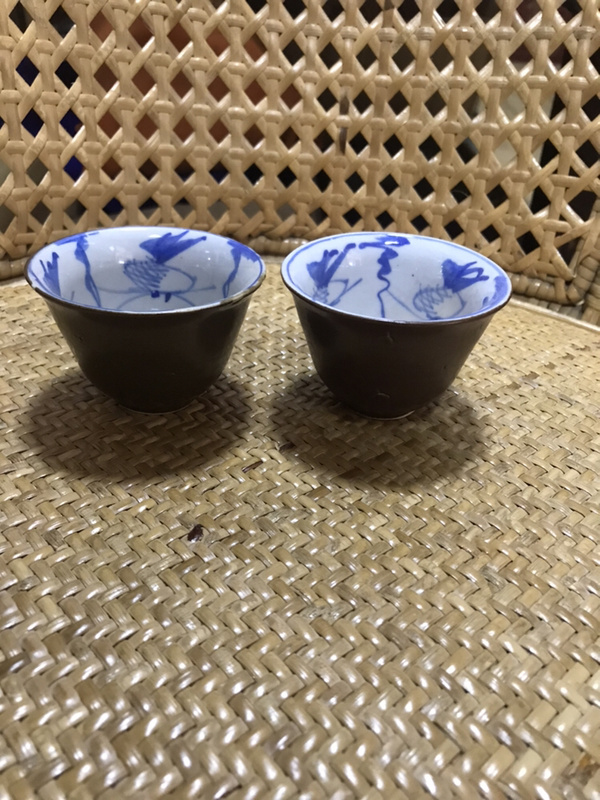 民国紫金釉青花金鱼压手杯一对全品如图有缩釉拍