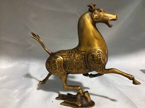 黄铜马踏飞燕,做工精致.古香古色.尺寸如图