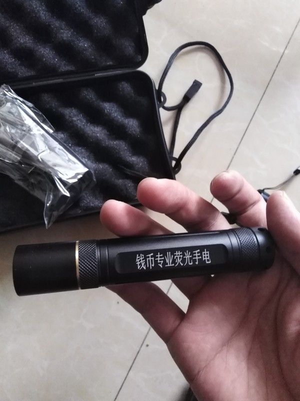 专业照钱币荧光灯一把是5w.韩国5w.不管什么背金