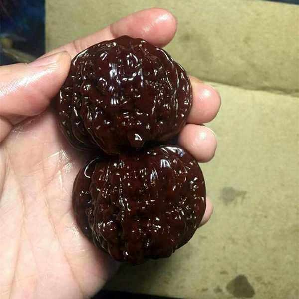 棈保lv645mm机刷包浆玉化大官帽文玩核桃手把件