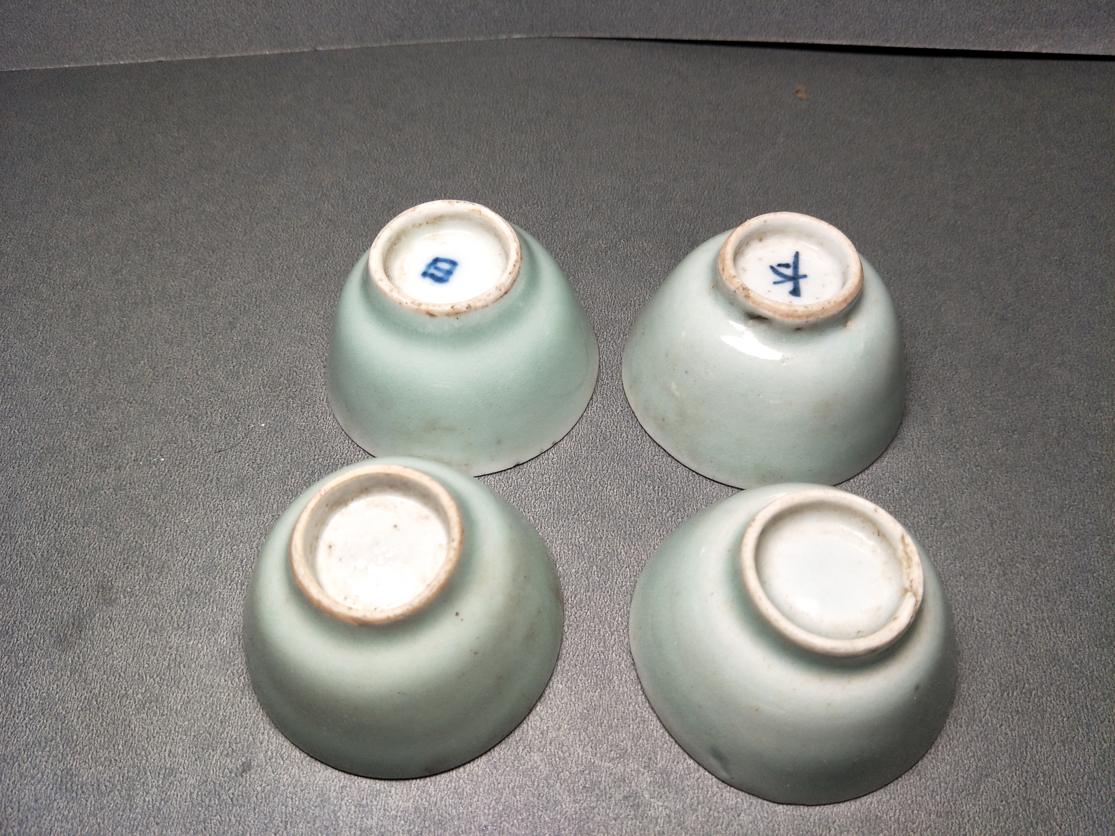 清代豆青釉酒杯,高:3.5cm