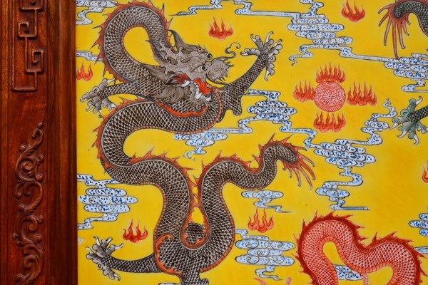 花梨木雕花框镶精品黄底粉彩祥云五龙图挂屏尺寸13