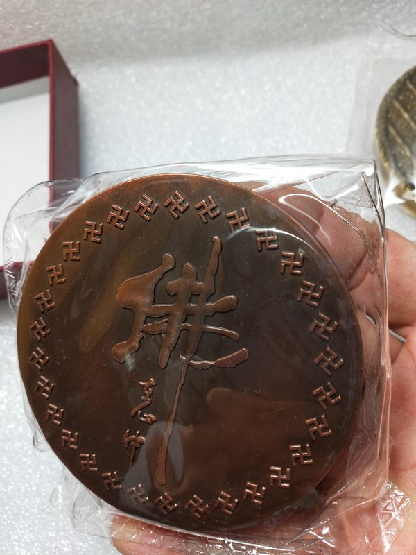 藏品展示卢舍那佛纪念大铜章,,黄铜,紫铜一对.量少,香港佛教协会发行.