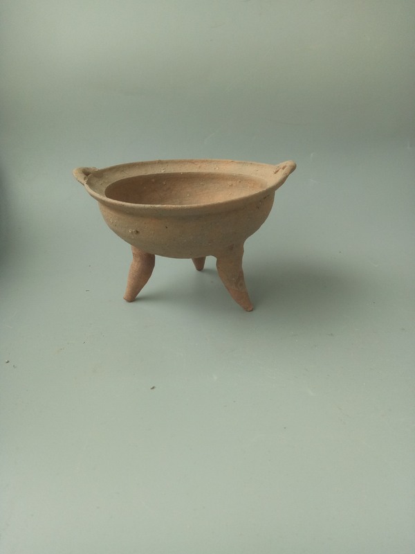 汉代双耳三足香炉