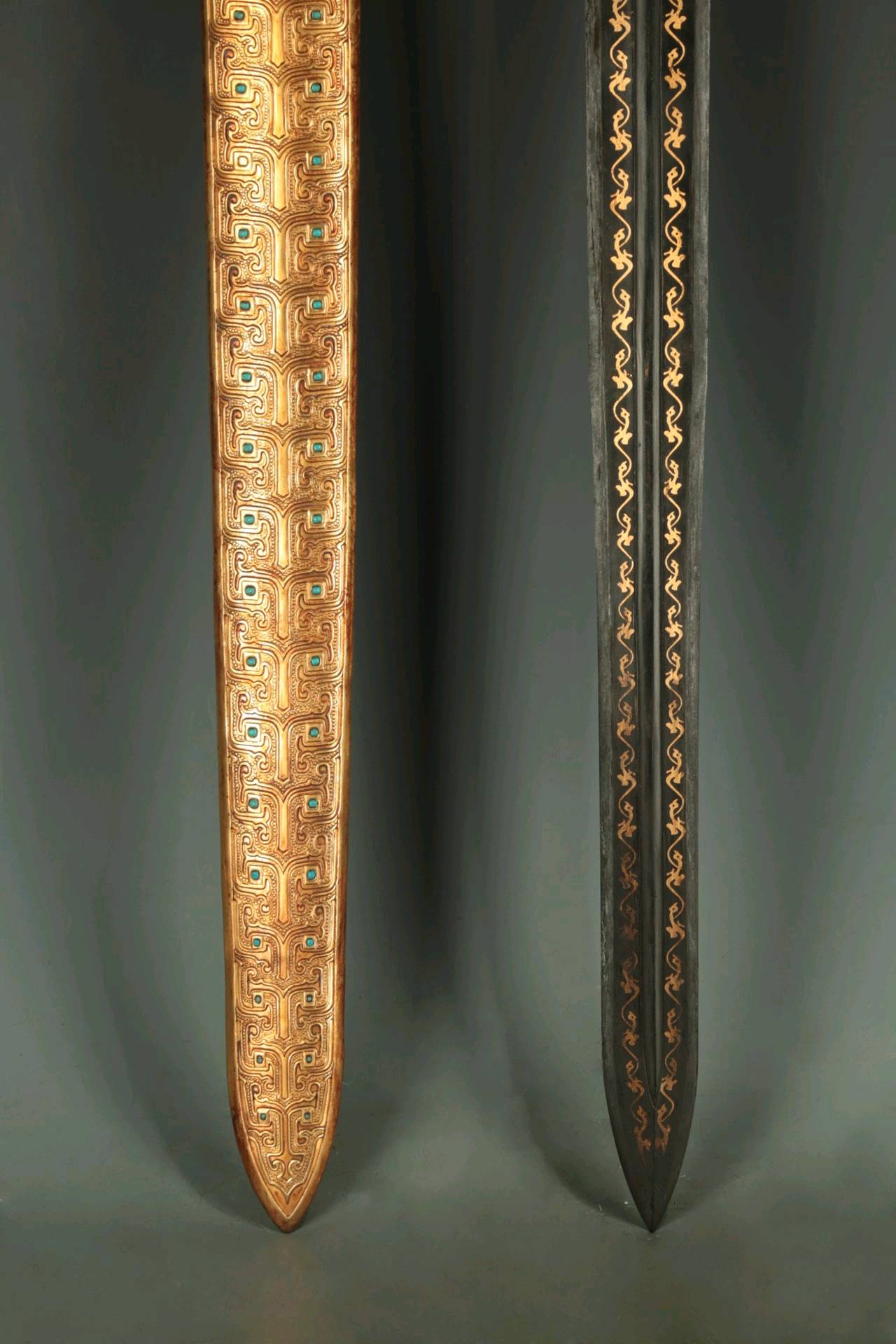 战汉 鎏金螭龙纹青铜剑剑为铜鎏