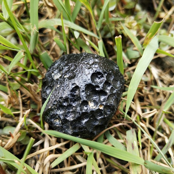 大漏玻璃陨石雷公墨原石2778克雕刻配