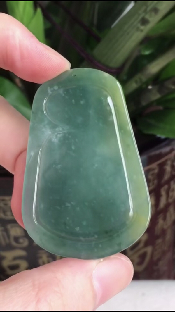 手机实拍天然a货翡翠冰糯种蓝水飘彩普贤菩萨玉坠