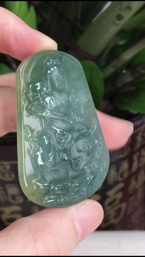 手机实拍天然a货翡翠冰糯种蓝水飘彩普贤菩萨玉坠