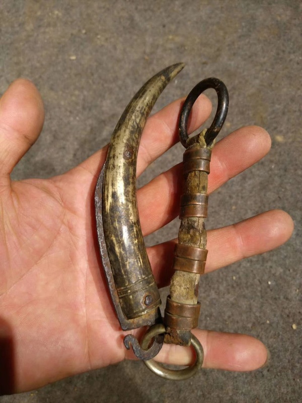 民国羊角刀晚清民国时期铜把羊角形小刀一把配双铜环