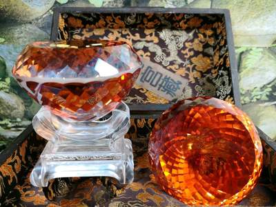 乾清宫藏七彩钻石一盒晶莹剔透色彩艳丽荧光漂亮