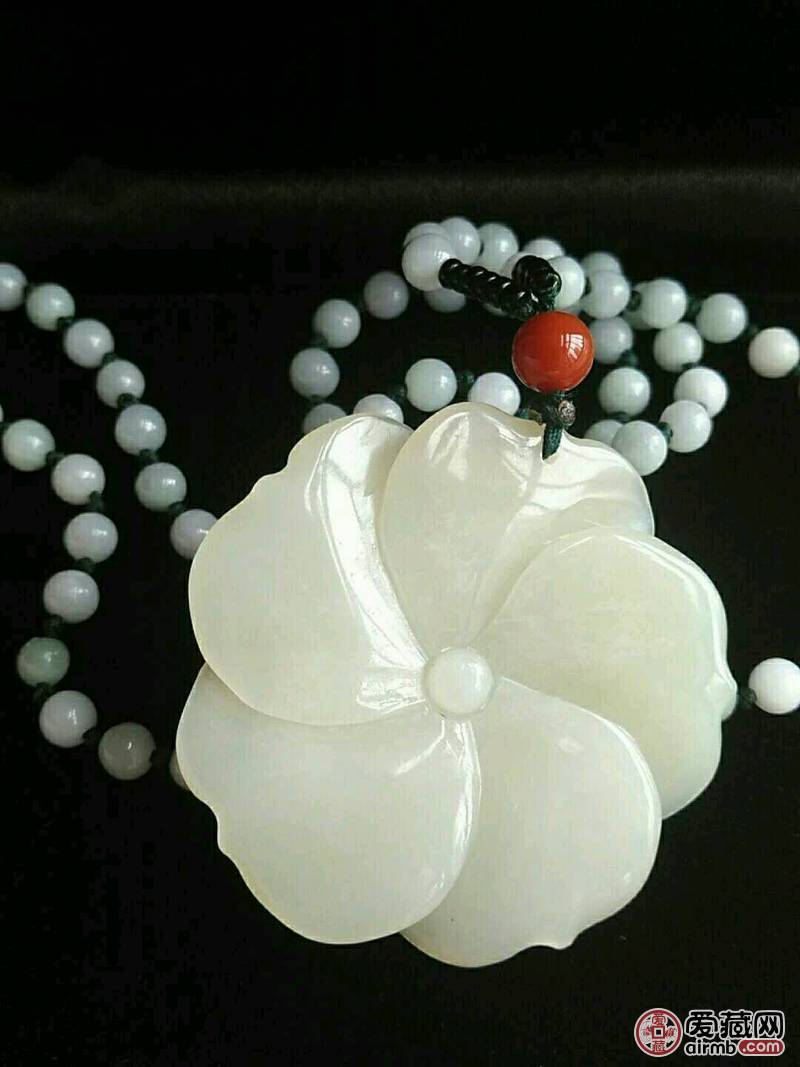 和田玉俄料手工雕刻的牡丹花挂