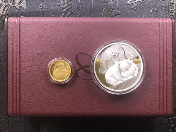 2019年猪年生肖金银猪一对金猪重3克面值50元