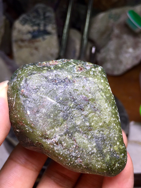 缅甸翡翠原石一手货源拍卖179克会卡蜡皮开