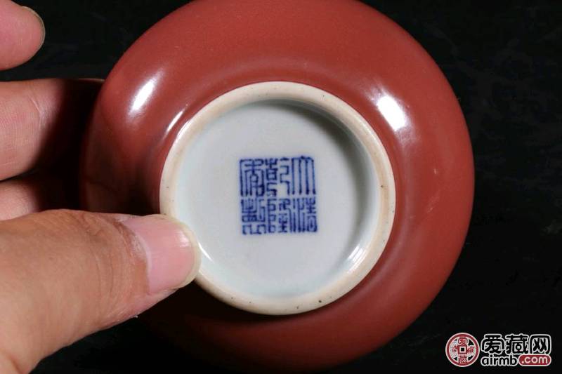 "大清乾隆年制"款红釉小赏瓶 