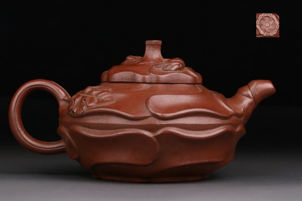 康熙年制花卉紫砂壶口径6cm底径65cm