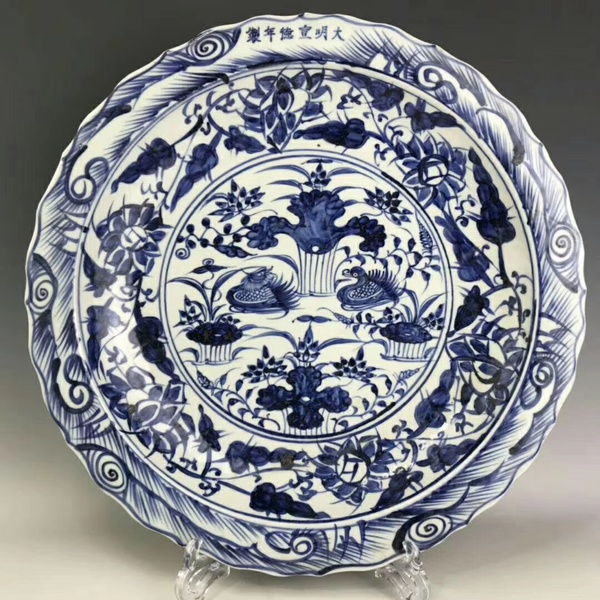 大明宣德青花鸳鸯戏水纹赏盘纹饰精美线条自然流畅