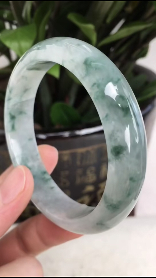 手机实拍天然a货翡翠冰润飘花全胶感正装宽边玉手