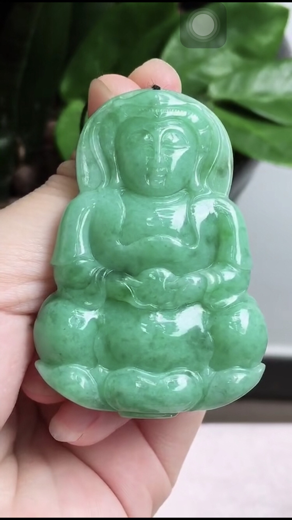 手机实拍缅甸天然翡翠,老坑好种起胶满绿观音吊坠,玉
