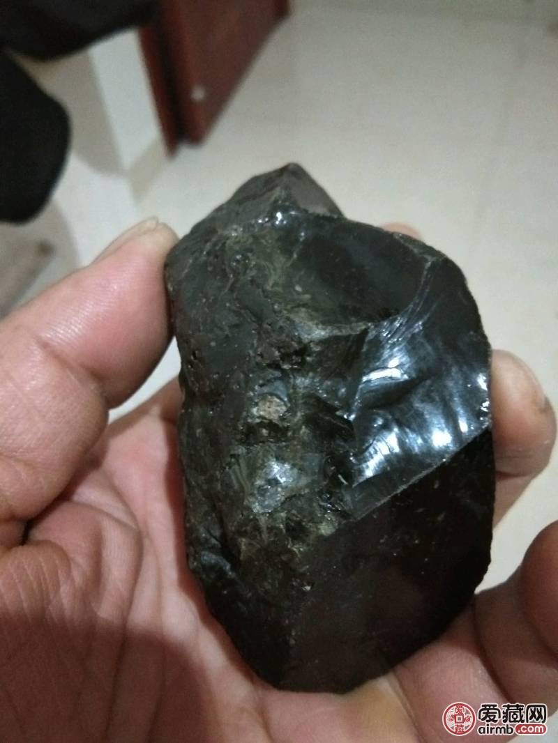 黑的玻璃陨石.有一点微磁性.百
