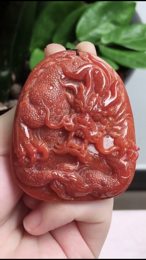 藏品展示手机实拍缅甸天然翡翠,老坑好种起胶精雕红翡