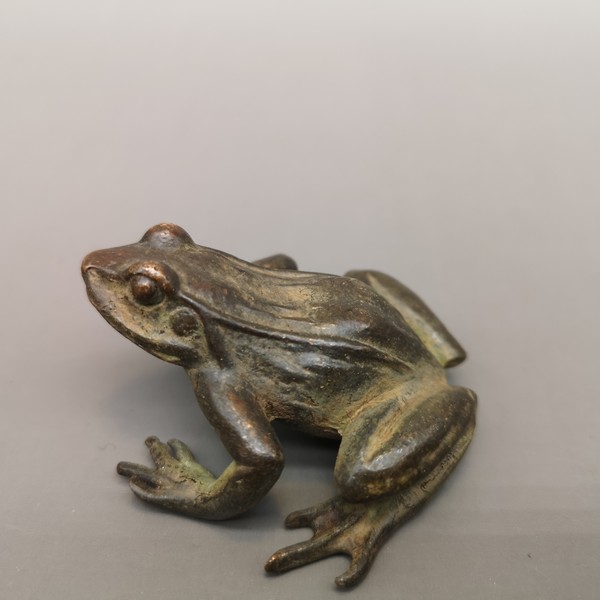 铜青蛙,器型厚重,形制端正;通体光素,色泽雅致,古