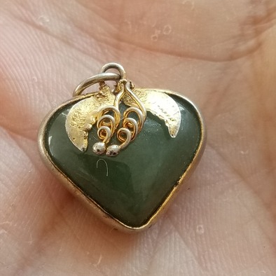 民国翡翠鸡心吊坠一个,用银镏金包的,糯种满色兰水
