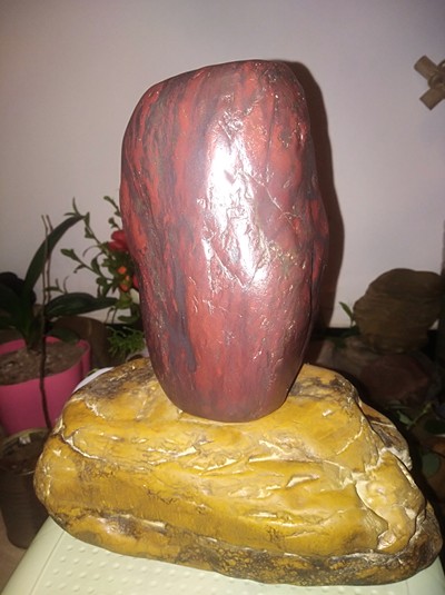 鸡血石陨石原石:血色鲜红,石质黑色有磁性,不透明