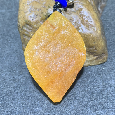 精品俄料妖孽黄皮随形原石吊坠一块点击头像,还有更